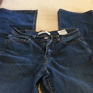 Levi’s darker wash perfectly slimming 512 bootcut 6 M